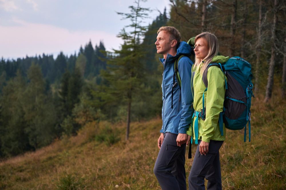 Couple de voyageurs en randonnée dans les montagnes