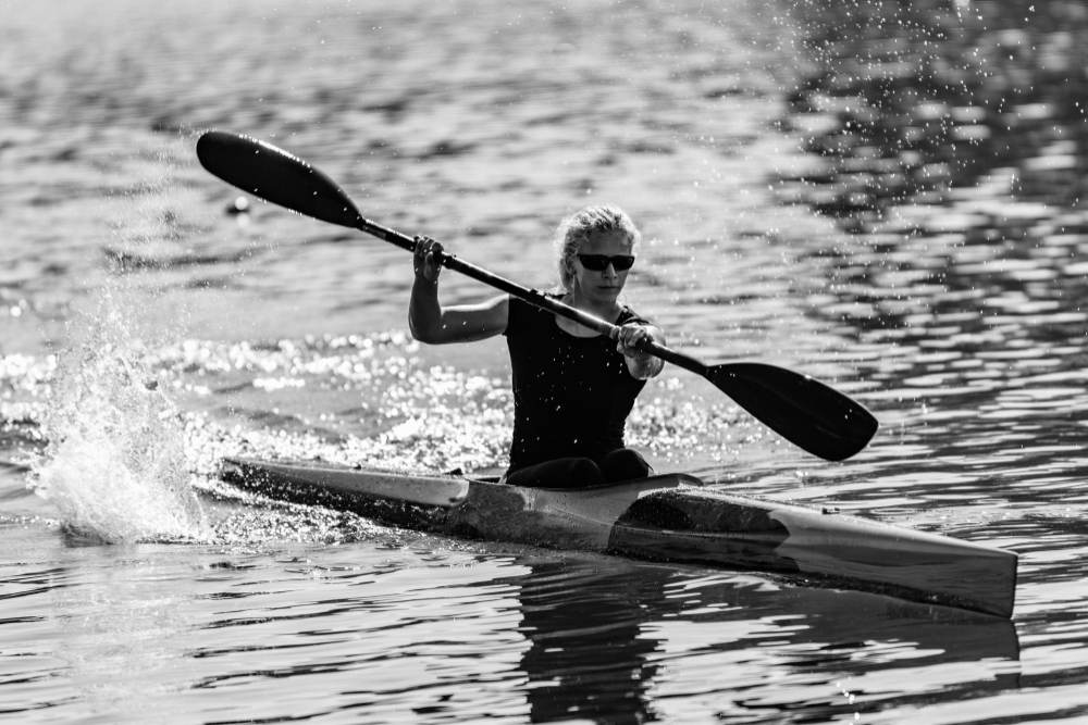 Femme kayakiste à l'entraînement