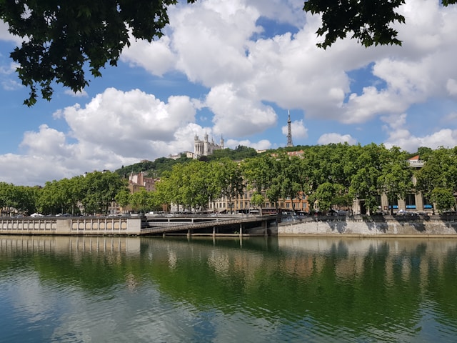 vue sur fourvière depuis berges de Saône