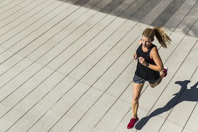 femme faisant son footing