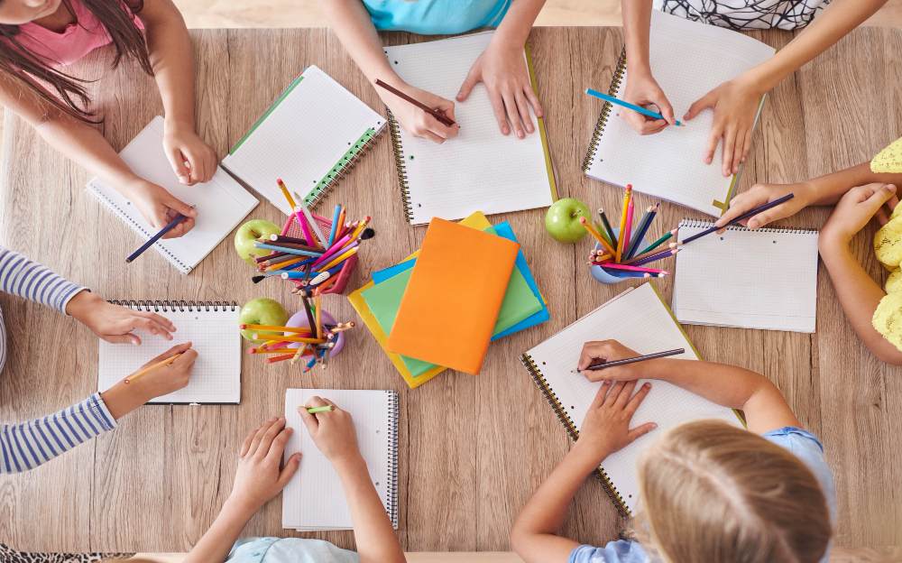 Des enfants autour de la table de l'école