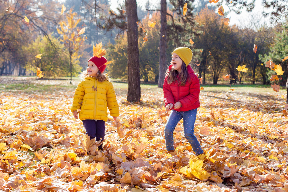 Sœurs s'amusant dans un parc en automne