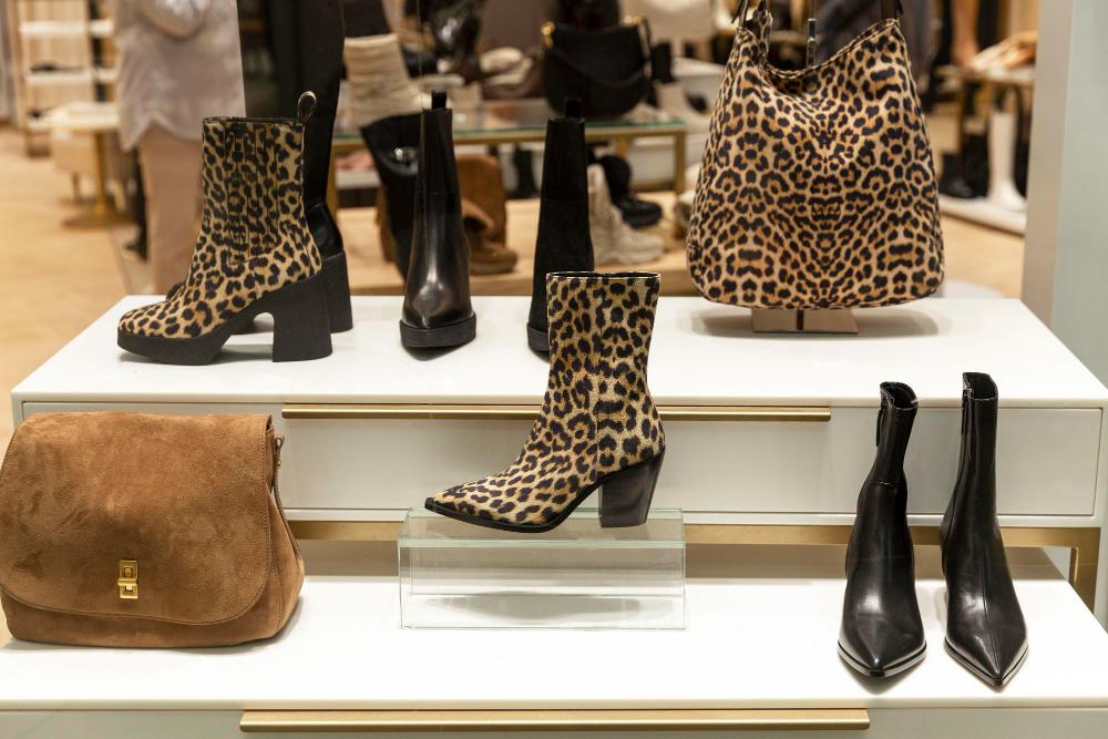 Sacs et bottes léopard pour femmes sur les étagères du magasin